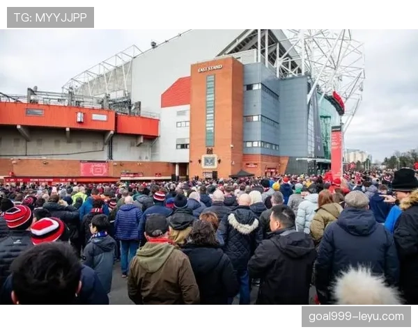 英超水晶宫球迷抗议俱乐部管理层决策